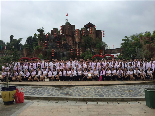 深圳家家顺控股在松湖生态园举办季度总结会议优秀员工表彰活动