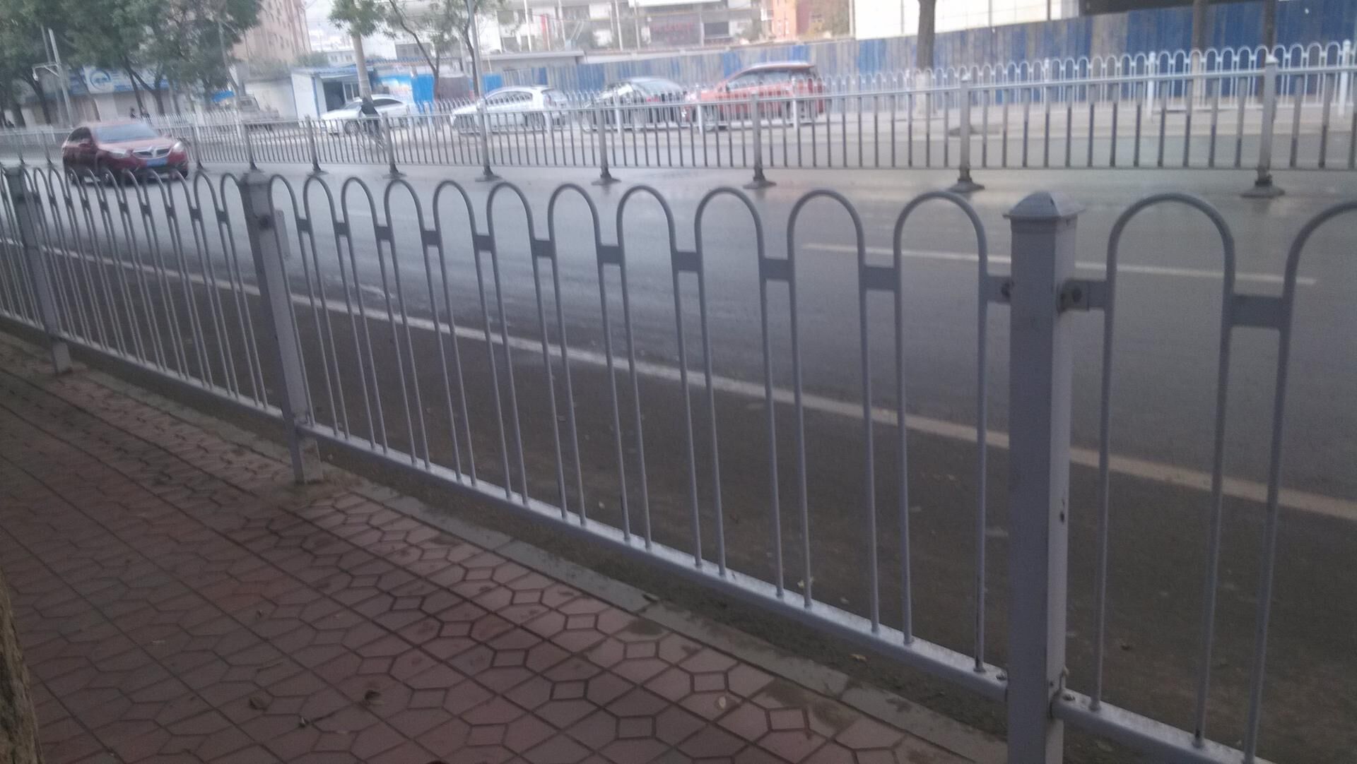 喜讯!我公司生产的锌钢京式道路边缘护栏为山东省青岛市的市民出行安全保驾护航!
