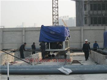 空调设备搬运吊装空调坡道搬运空调下坑搬运吊装